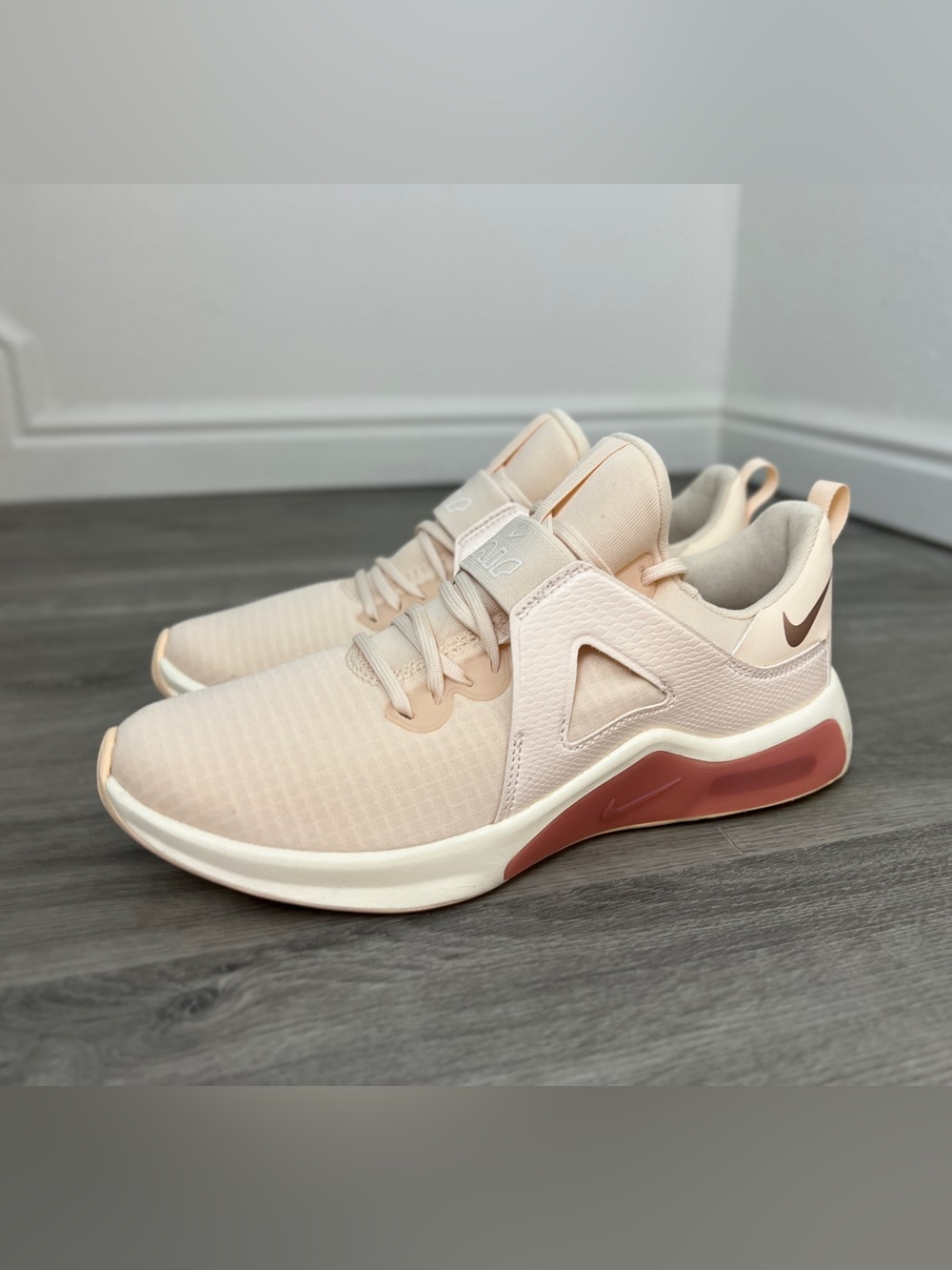 Nike Women's Air Max Bella TR 5 Trainers Sneakers Shoe, Guava Ice/Pink, Size 8.5